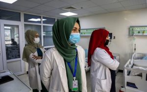 En Afghanistan, les femmes n'ont pas le droit de suivre une formation d'infirmière ou de sage-femme