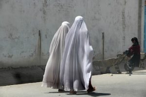 Des femmes afghanes marchent sur une route à Kandahar, en Afghanistan