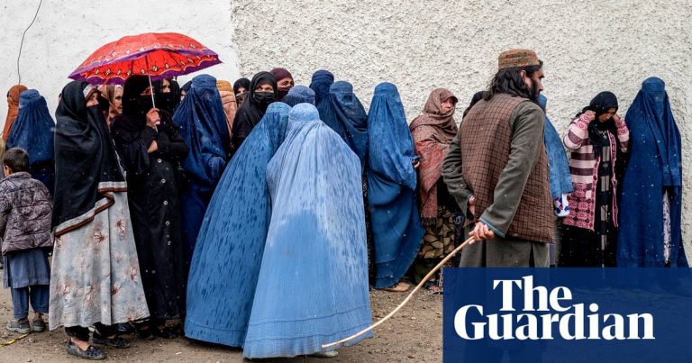 Une image contenant habits, plein air, personne, personnes Le contenu généré par l’IA peut être incorrect.