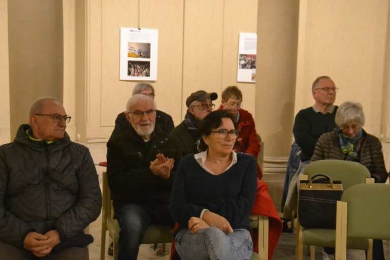 Une image contenant habits, Visage humain, personne, homme Le contenu généré par l’IA peut être incorrect.