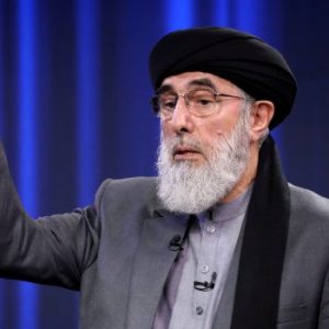 Gulbuddin Hekmatyar, chef du Hezb-e Islami Afghanistan, s'exprime lors d'une interview télévisée à Kaboul. Autrefois allié des talibans sur le champ de bataille, son parti fait maintenant face à une interdiction formelle et à des accusations d'"apostasie politique » par le groupe au pouvoir (Crédit photo : Reuters)