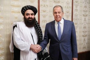 Le ministre des affaires étrangères russe, Sergueï Lavrov, et son homologue afghan, Amir Khan Muttaqi, à Moscou le 4 octobre 2024.