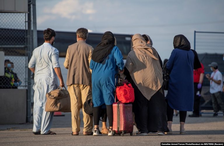 Un groupe de réfugiés afghans arrive à l'aéroport international Pearson de Toronto, au Canada, en août 2021.