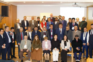 Une image contenant habits, personne, homme, intérieur Le contenu généré par l’IA peut être incorrect.