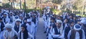 Une image contenant habits, personne, plein air, groupe Le contenu généré par l’IA peut être incorrect.