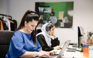 Une image contenant personne, intérieur, habits, mur Le contenu généré par l’IA peut être incorrect.