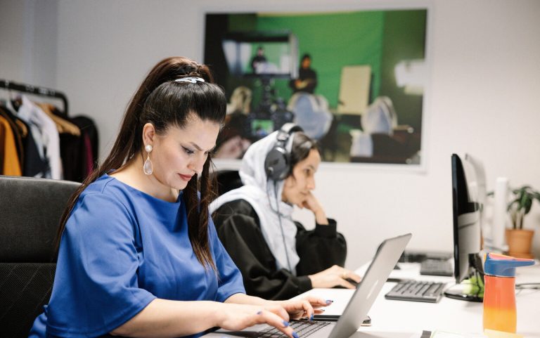 Une image contenant personne, intérieur, habits, mur Le contenu généré par l’IA peut être incorrect.