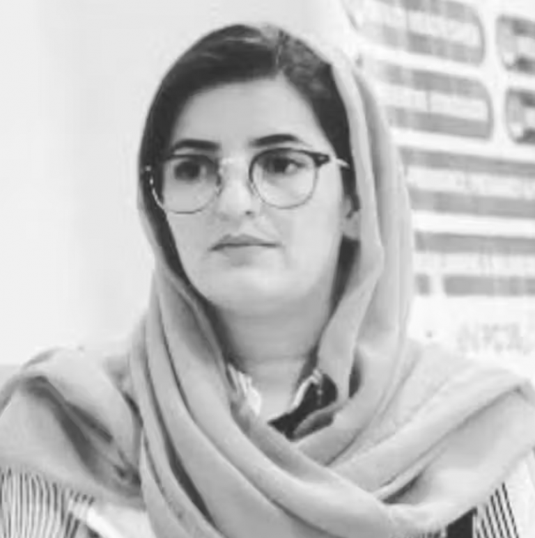 Une image contenant Visage humain, habits, personne, noir et blanc Le contenu généré par l’IA peut être incorrect.