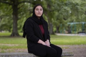 Negina Khalili pose pour un portrait près de son bureau à la Nouvelle-Orléans