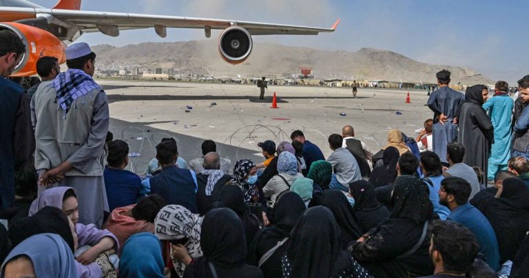 Une image contenant habits, plein air, ciel, personne Le contenu généré par l’IA peut être incorrect.