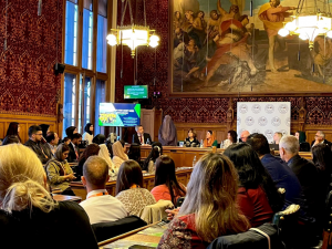 Une image contenant habits, intérieur, femme, personne Le contenu généré par l'IA peut être incorrect.