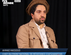 Une image contenant habits, Visage humain, personne, homme Le contenu généré par l’IA peut être incorrect.