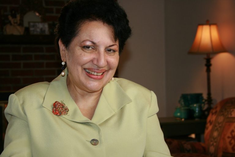 Une image contenant Visage humain, personne, sourire, mur Le contenu généré par l’IA peut être incorrect.