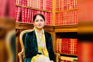 Une image contenant des vêtements, un visage humain, une personne, un livre Le contenu généré par l'IA peut être incorrect.