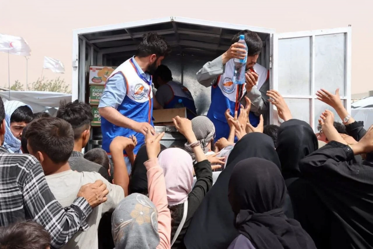 Une image contenant habits, personne, homme, groupe Le contenu généré par l'IA peut être incorrect.