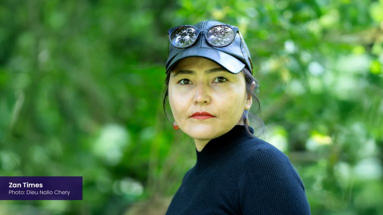 Une image contenant Visage humain, arbre, personne, habitudes Le contenu généré par l'IA peut être incorrect.