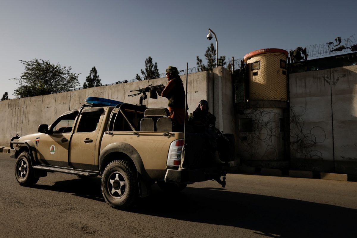 Des combattants talibans patrouillent le long d'une route à Kaboul