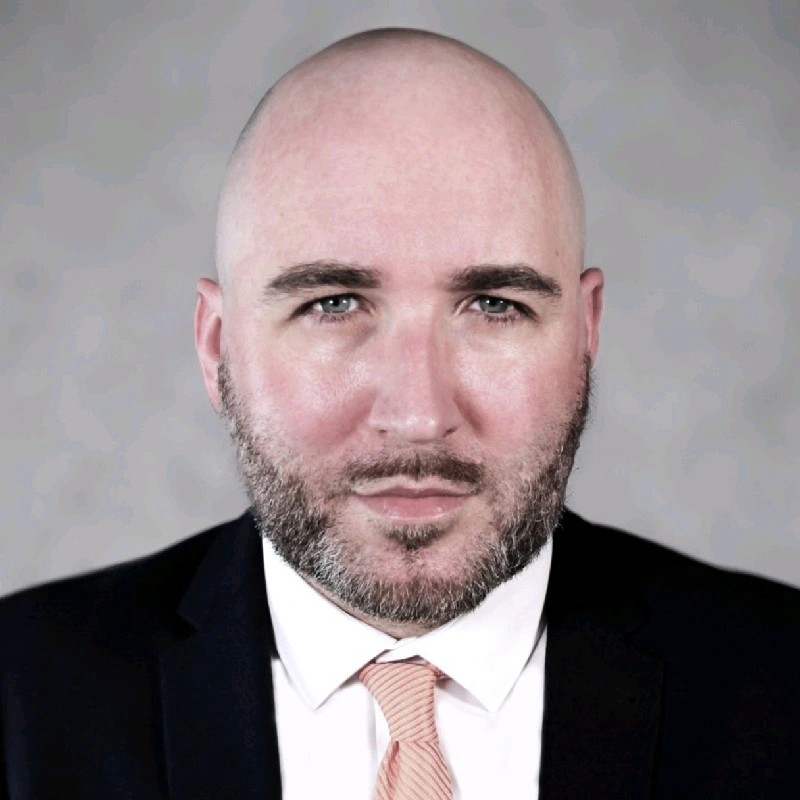 Une image contenant Visage humain, personne, habits, cravate

Le contenu généré par l’IA peut être incorrect.