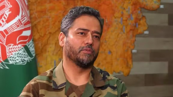 Une image contenant Visage humain, habits, personne, homme
Le contenu généré par l'IA peut être incorrect.