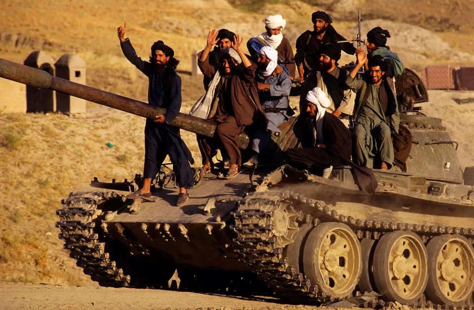 Soldats talibans dans un char à l'extérieur de Kaboul