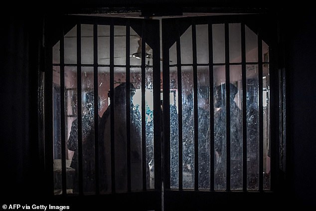 Une image contenant fer, Prison, portail, bâtiment

Le contenu généré par l'IA peut être incorrect.