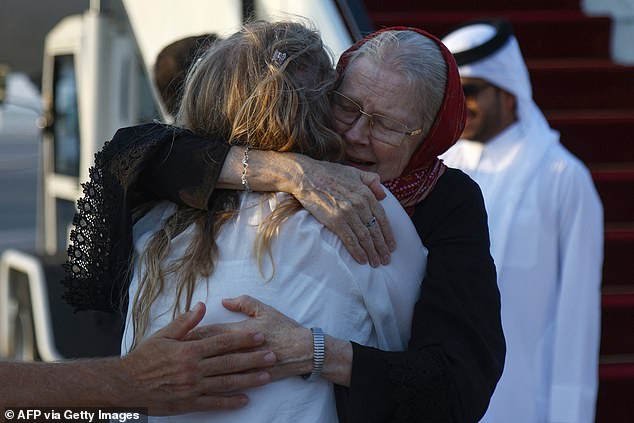 Une image contenant personne, habits, baiser, Visage humain

Le contenu généré par l'IA peut être incorrect.