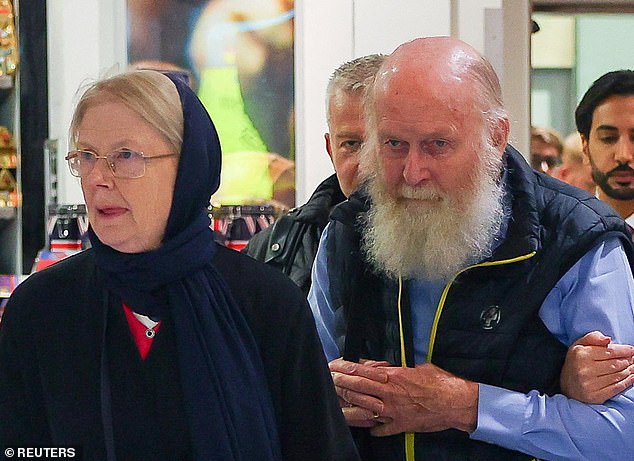 Une image contenant Visage humain, habits, personne, Barbe humaine

Le contenu généré par l'IA peut être incorrect.