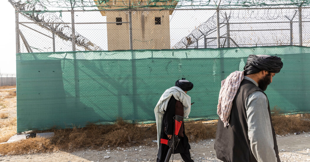 Une image contenant habits, bâtiment, plein air, personne
Le contenu généré par l'IA peut être incorrect.