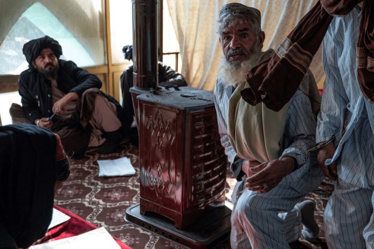 L'exercice du droit sous l'émirat : les avocats de la défense afghans se battent pour une place dans un système judiciaire transformé