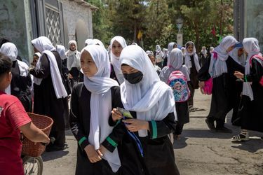 À la sortie d’une école publique, dans le quartier commerçant de Shahr-e-Naw, à Kaboul. Les filles doivent abandonner leur scolarité après la sixième.