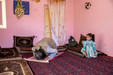 À l’âge de 6 ans, Safia peut encore rêver à une vie de princesse. Même à l’heure de la prière.