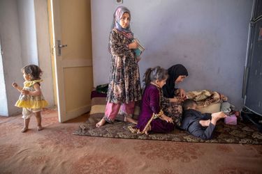 De g. à dr., Madiha, Salma, Safia, Buchra, et Muhammad, les yeux rivés sur l’écran d’un téléphone portable, rare concession à la modernité.