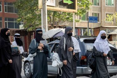 Des étudiantes de madrasa. Les talibans se targuent d’avoir construit près de 23 000 écoles religieuses en trois ans.