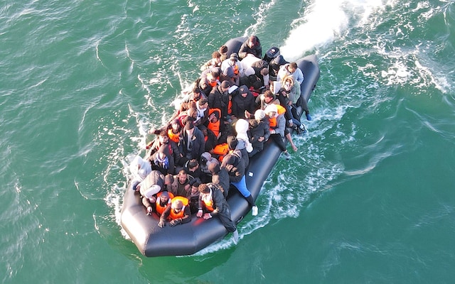 Un canot migrateur bondé dans la Manche