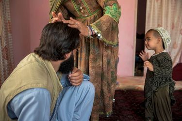 Une épouse aux petits soins, qui n’a pas le droit de se maquiller mais doit appliquer de l’huile sur les cheveux de son mari. Avec leur fille Iba, 2 ans.