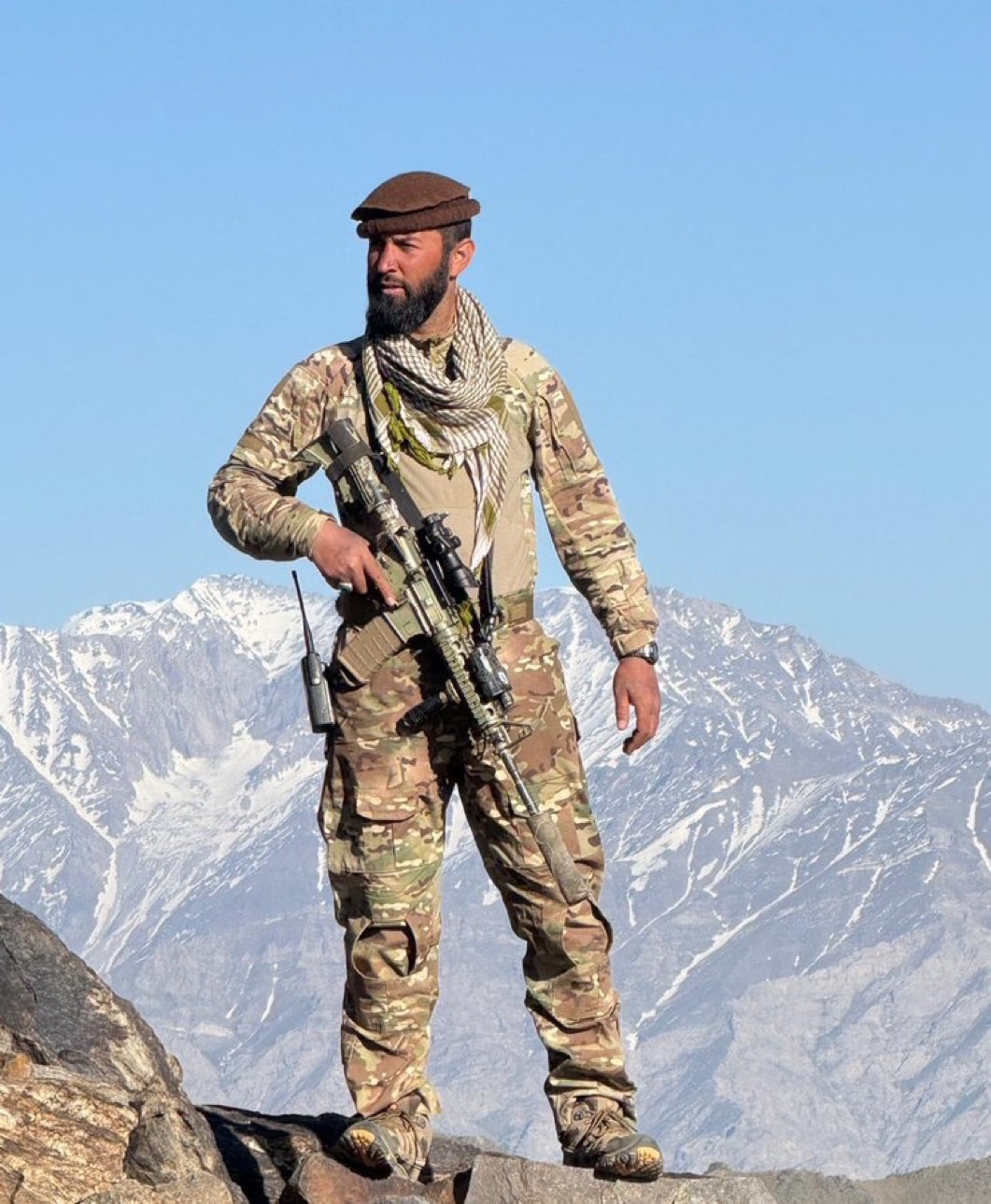 Le commandant Hasib Panjshiri, Front national de résistance, dans les contreforts de l'Hindou Kouch