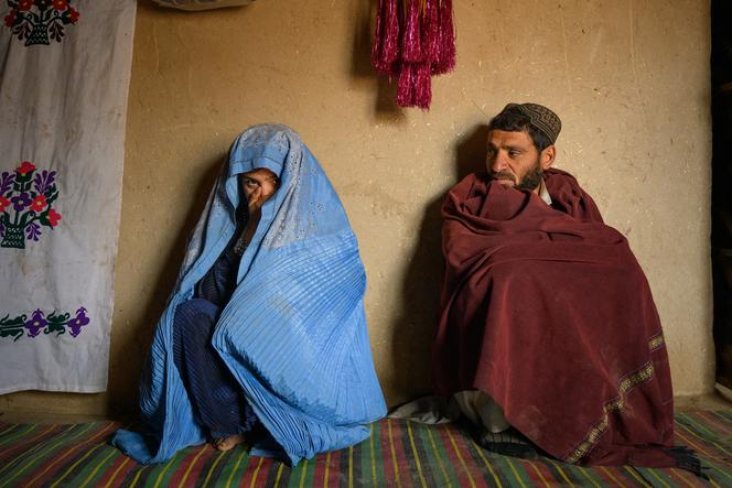 Bulbul, 14 ans, assise aux côtés de son père, Mansour, 35 ans, dans leur maison à Khushkian (Afghanistan), en mars 2026. Elle est enceinte de l’homme de 45 ans auquel son père l’a mariée.
