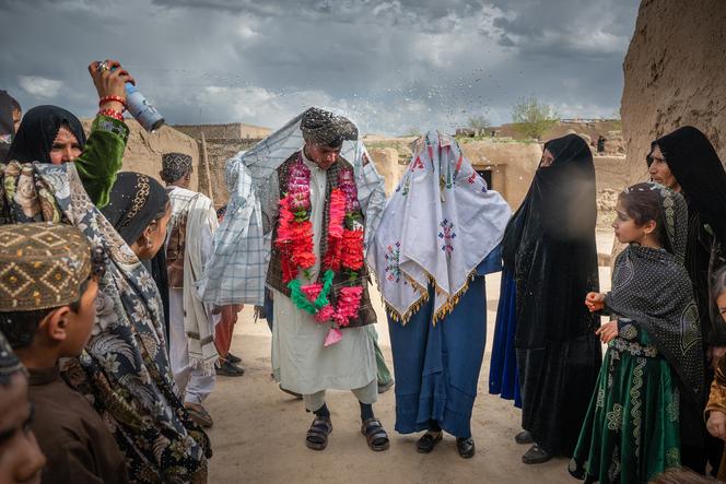 Samia, 14 ans, et son mari, Fateh Mohammad, 16 ans, sont accueillis dans la maison de ce dernier. A Nookhil (Afghanistan), en mars 2026.